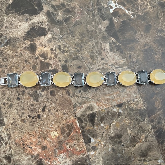 Elegant Silver and Yellow Bracelet - Picture 3 of 4